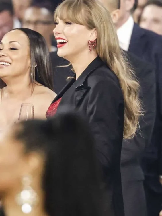 taylor-swift-grammy-awards-2025-black-blazer