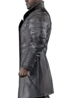 Close-up of Solomon Reed in his Cyberpunk 2077 Solomon Reed trench coat. The long black garment is his signature Solomon Reed spy coat Cyberpunk.
