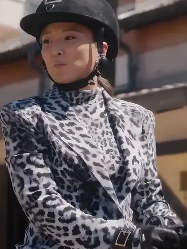 Emily-in-Paris-S05-Ashley-Park-Leopard-Printed-Blazer Ashley Park wearing a trendy grey leopard printed blazer in Emily in Paris Season 5.