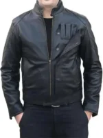 A stylish flight jacket in dark tones with rebel pilot details and a comfortable collar.