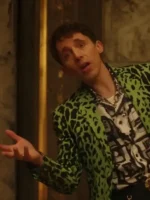 Close-up of the front closure on the Gunther The Beauty Green Blazer.