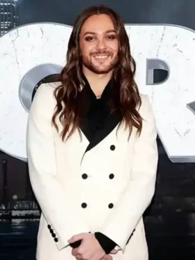 A stylish lifestyle look of the Scream VI Riccardo Simonetti White Blazer.