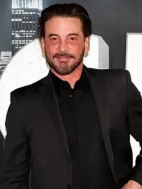 A stylish lifestyle look of the Scream VI Skeet Ulrich Black Blazer.